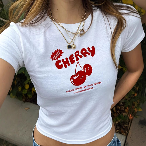 Damen T-Shirt mit künstlerischem Statement-Print und figurbetontem Schnitt Echo Archiv