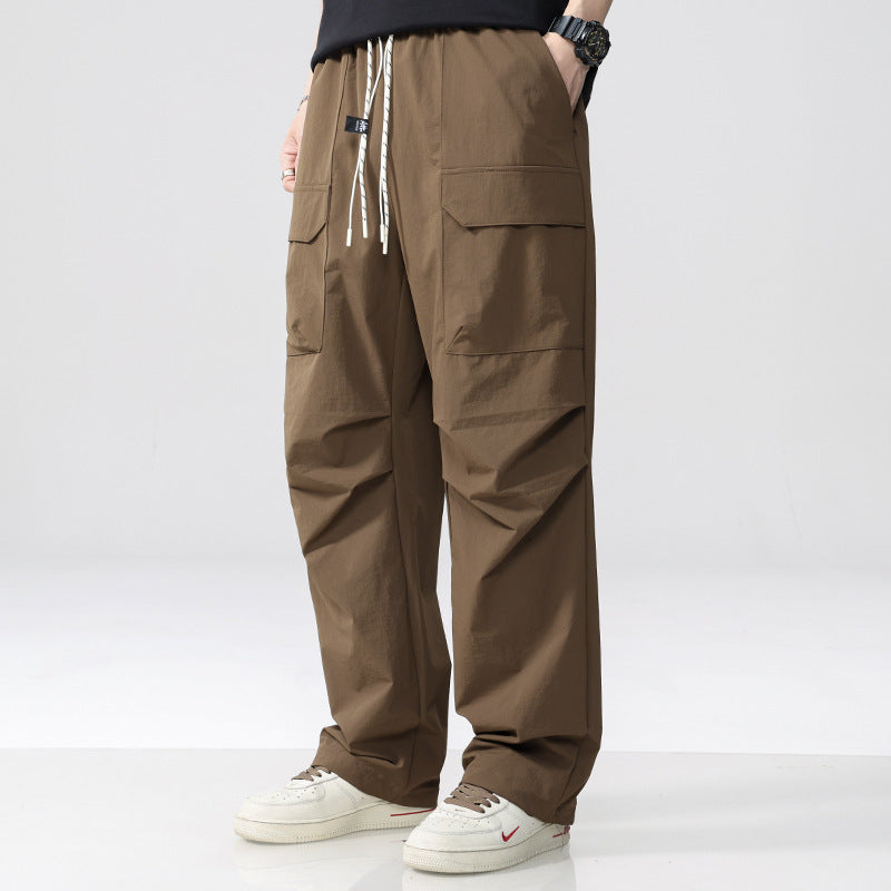 Herren Oversize-Cargohose aus leichtem Funktionsstoff mit Kordelzugbund und Mehrfachtaschen Echoarchiv