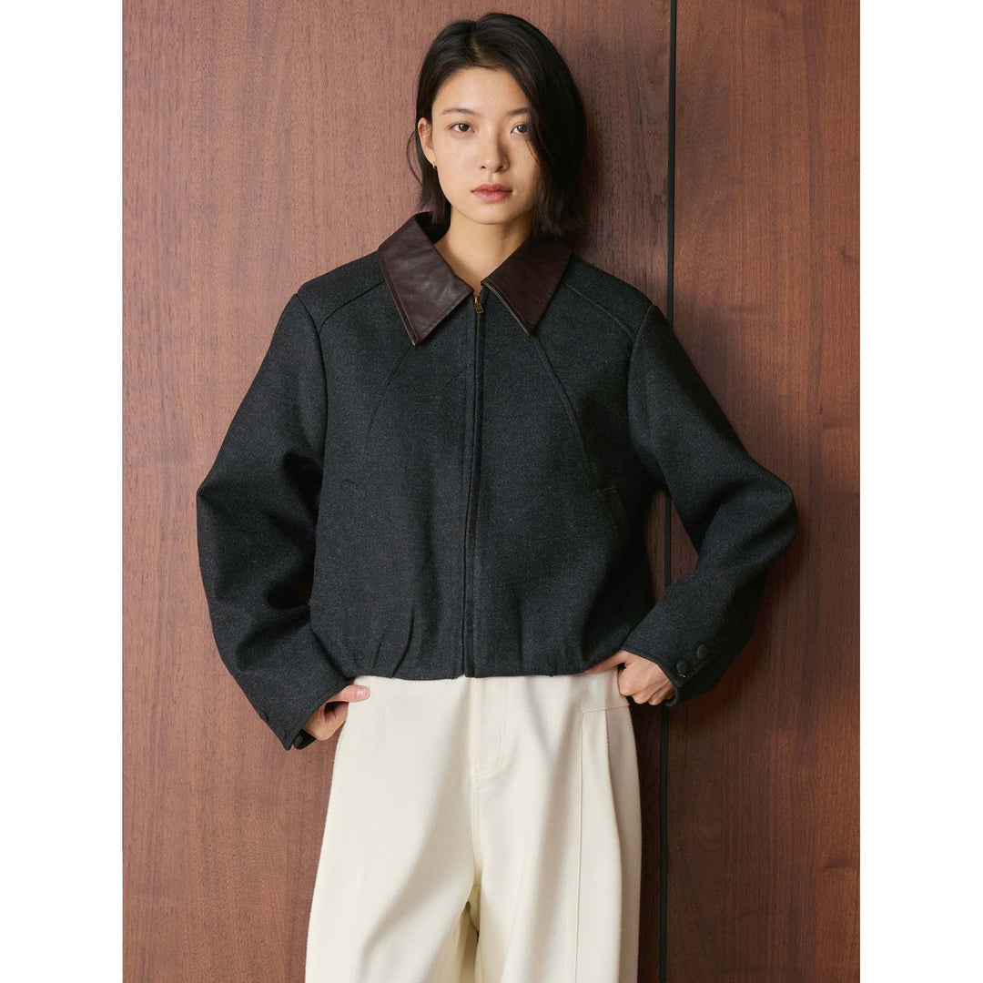 Damen Kurze Boxy‑Wolljacke mit kontrastierendem Lederkragen Echoarchiv