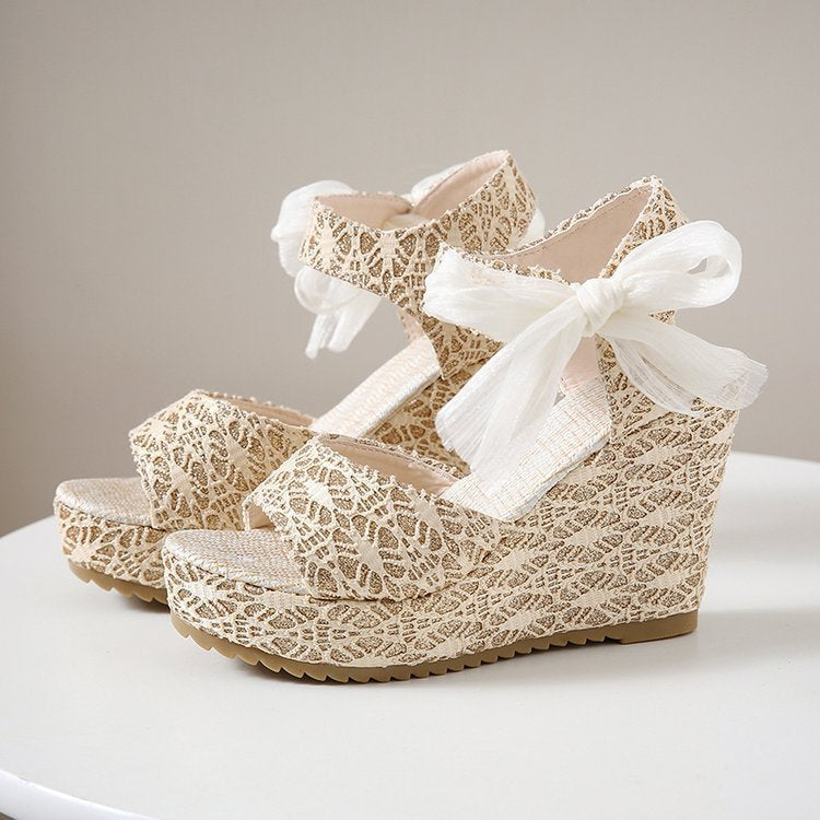 Damen nan romantische Keilabsatz-Sandalette mit Spitzenoptik und Organza-Schleife Echo Archiv