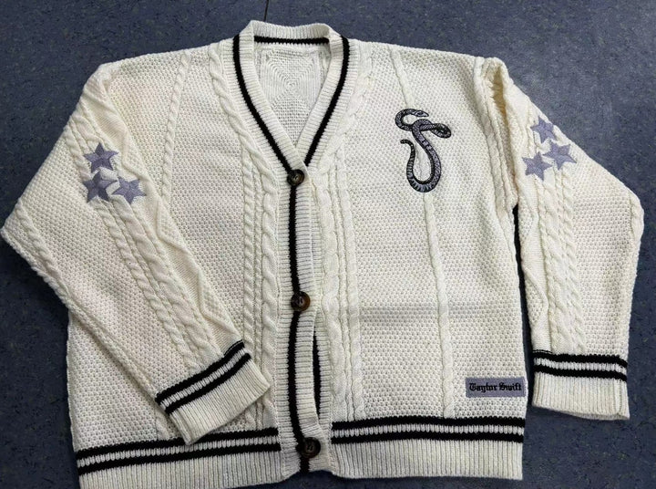 Damen nan gestrickte College-Cardigan mit Zopfmuster, V-Ausschnitt, kontraststreifen und gestickten Applikationen Echo Archiv