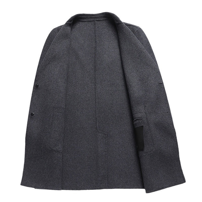 Herren eleganter Wollmantel mit tiefem Kragen und praktischen Taschen Echoarchiv