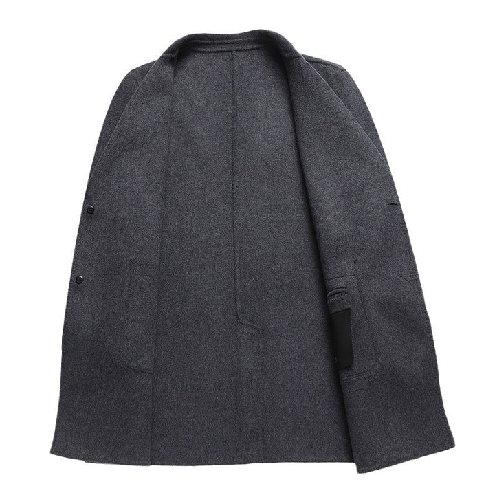 Herren eleganter Wollmantel mit tiefem Kragen und praktischen Taschen Echoarchiv