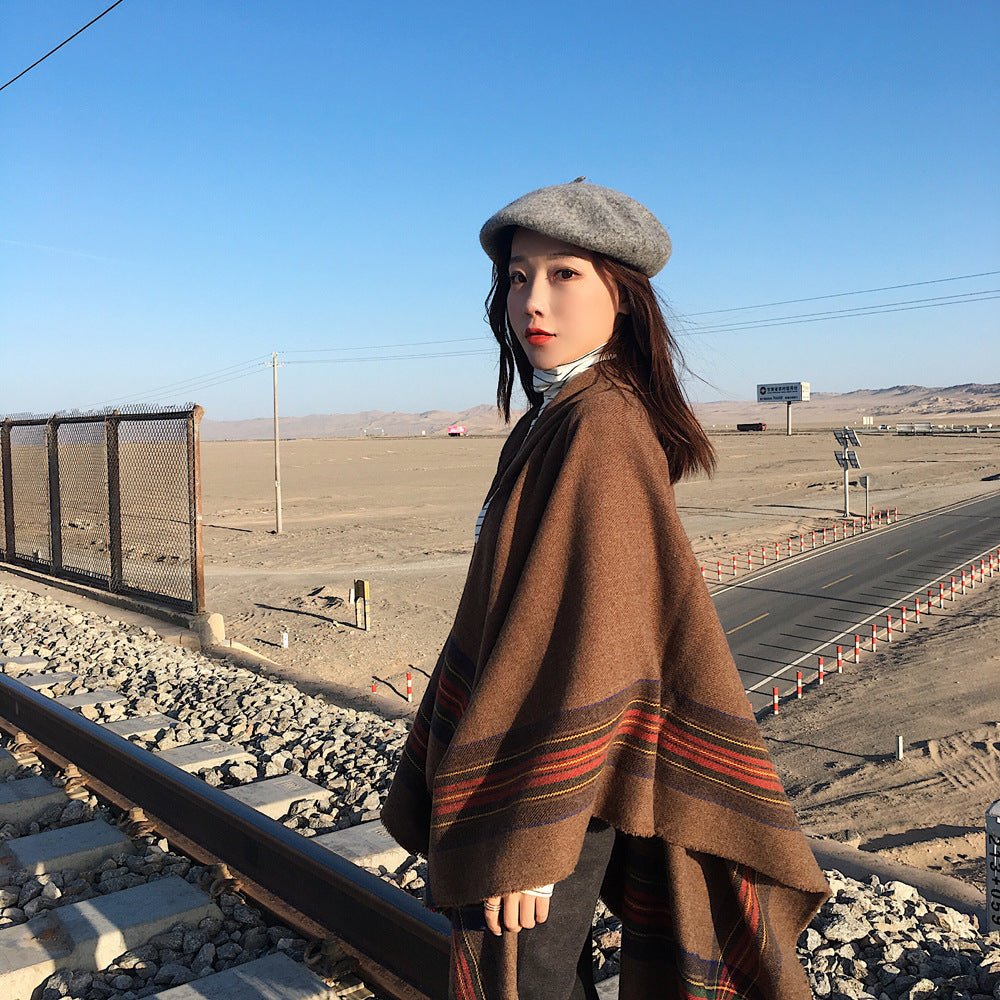 Damen Kapuzen‑Capeponcho im Tartanmuster mit Fransensaum aus weichem Wollmix – Montévia