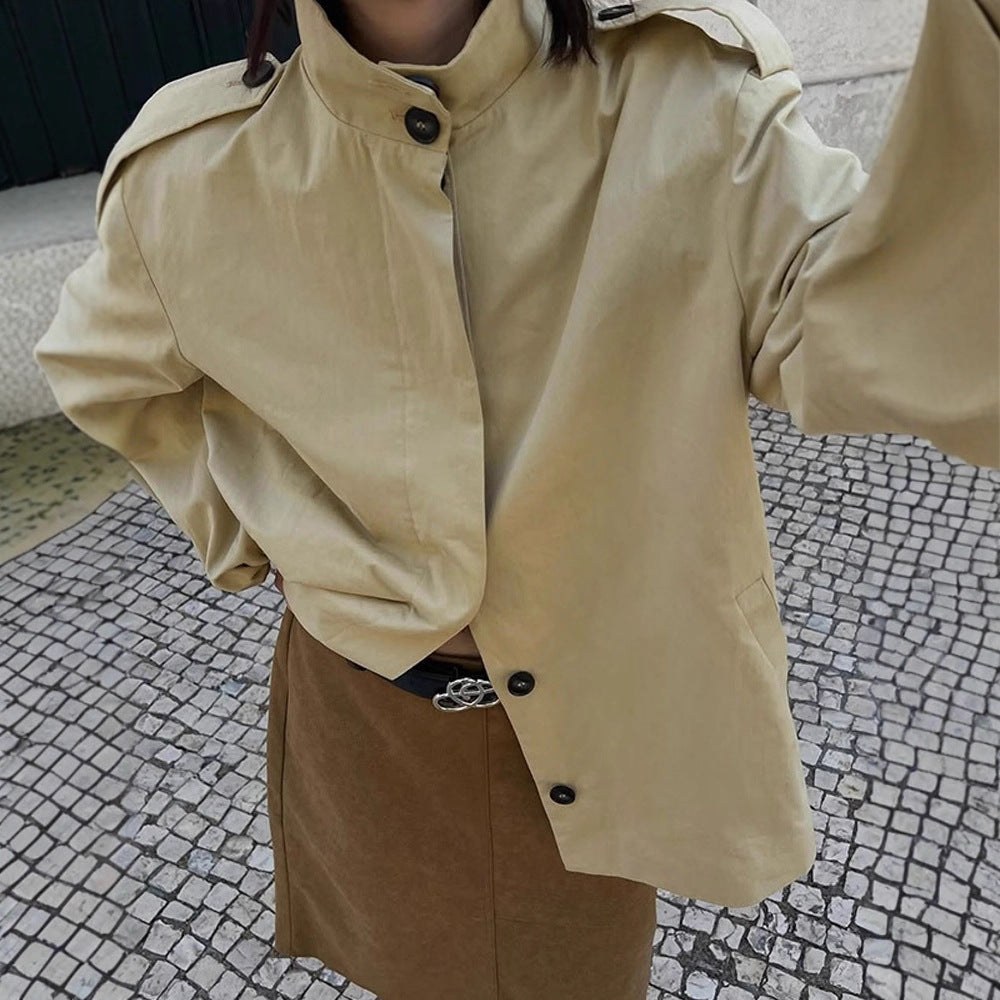 Damen Kurzbluse-Trench mit Stehkragen, Schulterpatten und Ballonärmeln Echoarchiv