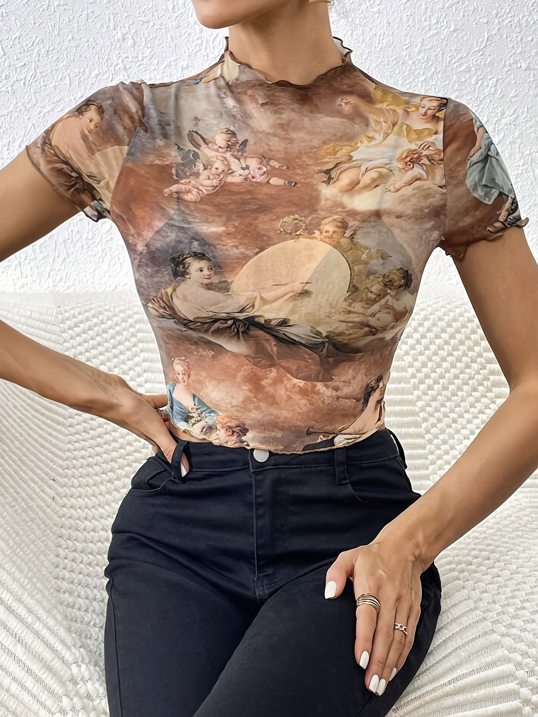 Damen nan figurnahes transparentes Mesh-Top mit barockem Engeldruck, Stehkragen und Kräuselsaum Echo Archiv