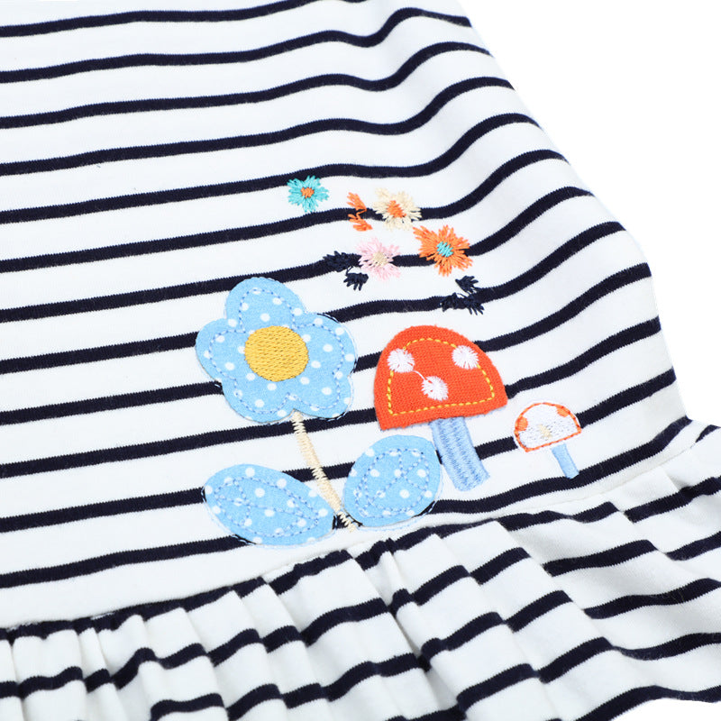 Mädchen Freizeitkleid mit bunten Stickereien Echo Archiv