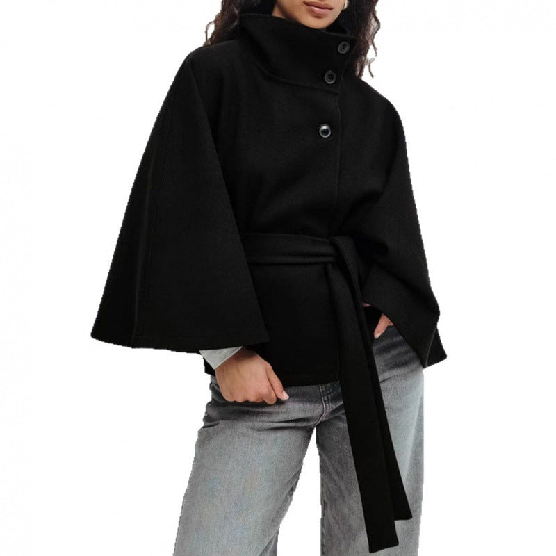 Damen Wollmantel im Cape‑Stil mit Stehkragen und Taillengürtel – Montévia