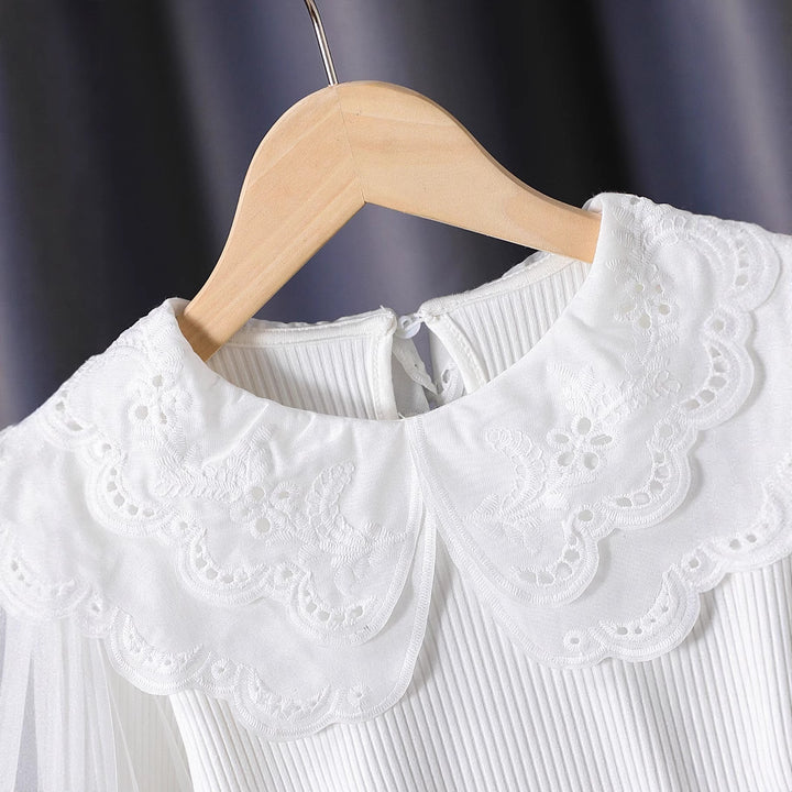 Mädchen modische Bluse mit elegantem Spitzenkragen und Tüllärmeln Echo Archiv