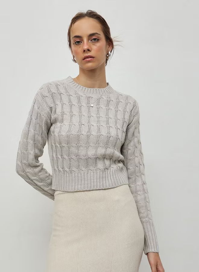 Damen Kurzgeschnittener Zopfstrick-Pullover mit Rundhalsausschnitt und Rippbündchen – Mavelle