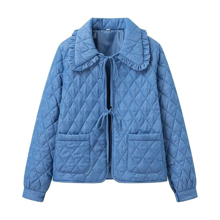 Damen gesteppte Kurzjacke mit Rüschkragen, Bindebändern und aufgesetzten Taschen – Célinea