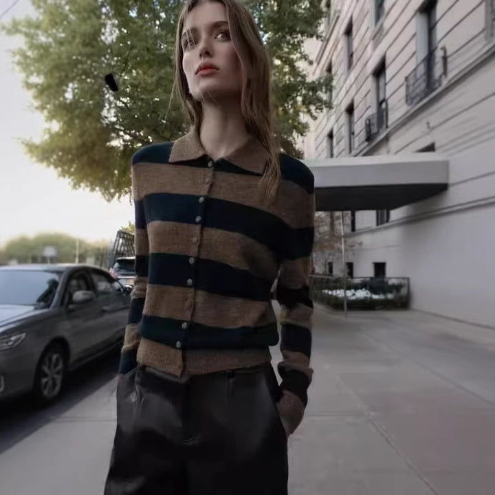 Damen Gestreifte Strickjacke mit Polokragen, Knopfleiste und kurzem Boxy‑Schnitt Echoarchiv