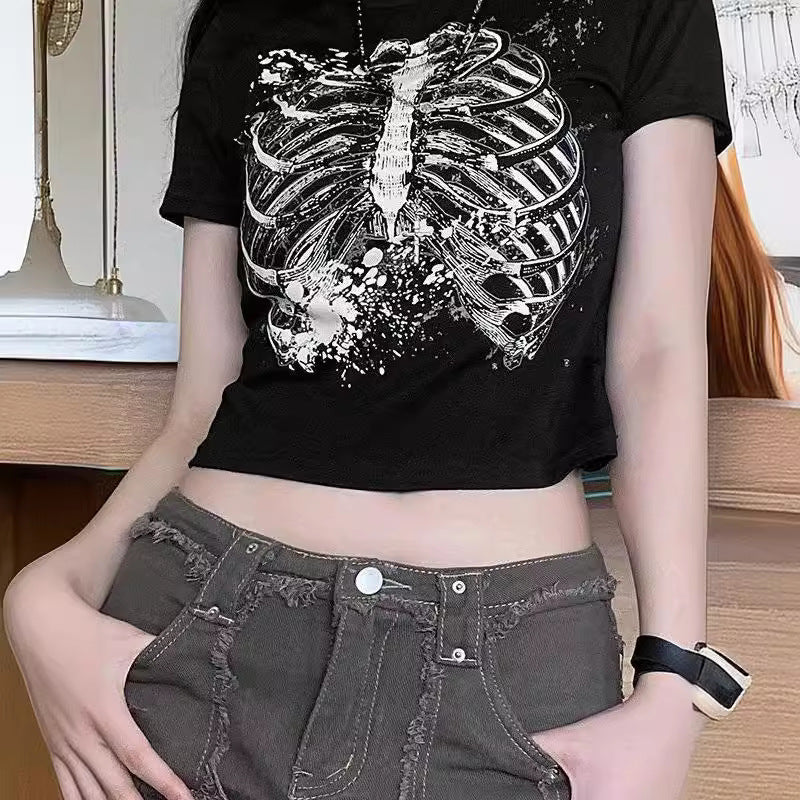 Damen Crop-T-Shirt mit verspieltem Lippenmotiv und modernem Schriftzug Echo Archiv