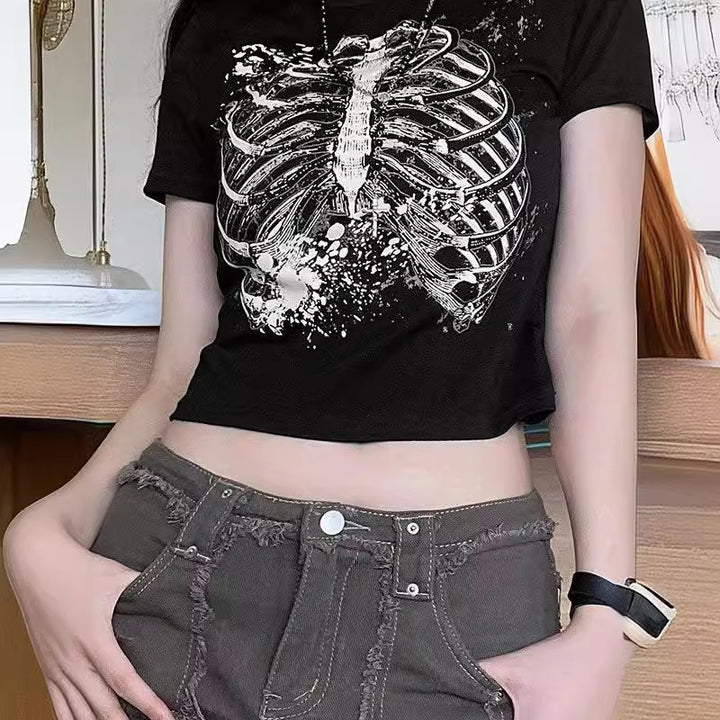 Damen Crop-T-Shirt mit verspieltem Lippenmotiv und modernem Schriftzug Echo Archiv