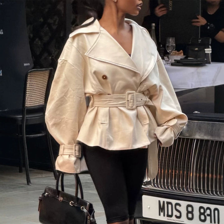 Damen Kurz-Trenchcoat mit tailliertem Gürtel, weitem Revers und kastiger Silhouette Echoarchiv