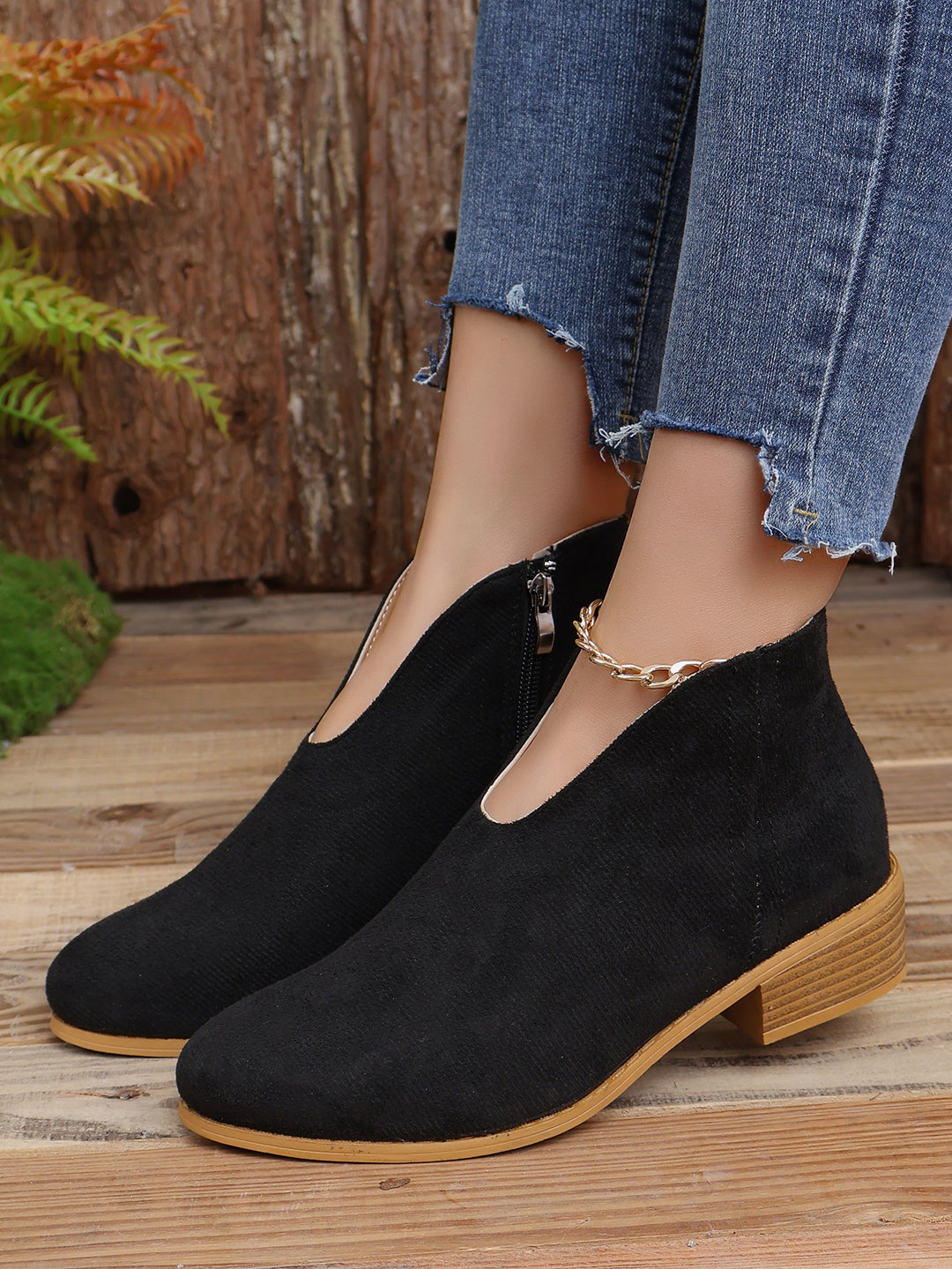 Damen nan V‑Ausschnitt Ankleboots aus Veloursoptik mit seitlichem Reißverschluss und niedriger Holzblocksohle Echo Archiv