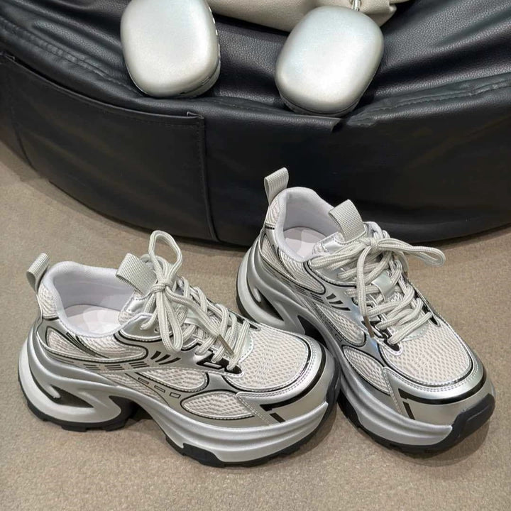 Damen futuristische Plateausneaker mit skulpturierter Wedgesohle und reflektierenden Mesh-Akzenten – Névara