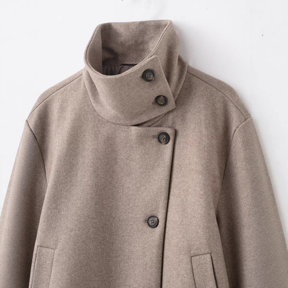 Damen Cropped Wollmix-Kurzjacke mit hohem Stehkragen, asymmetrischer Knopfleiste und Krempelmanschetten Echoarchiv