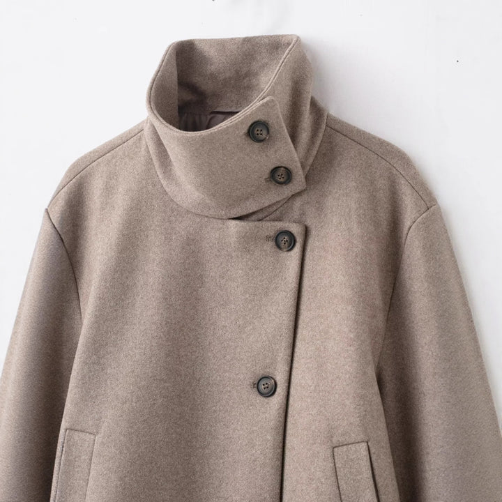 Damen Cropped Wollmix-Kurzjacke mit hohem Stehkragen, asymmetrischer Knopfleiste und Krempelmanschetten Echoarchiv