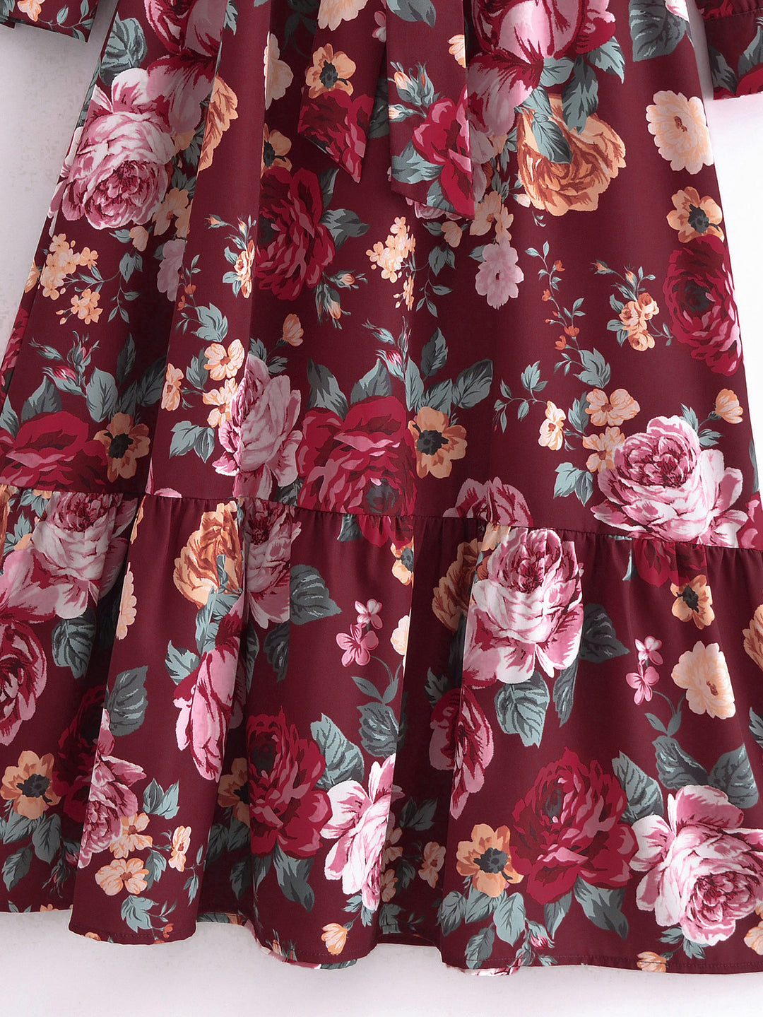Damen Wickel-Maxikleid mit V-Ausschnitt, Taillengürtel und Stufensaum – Valéora
