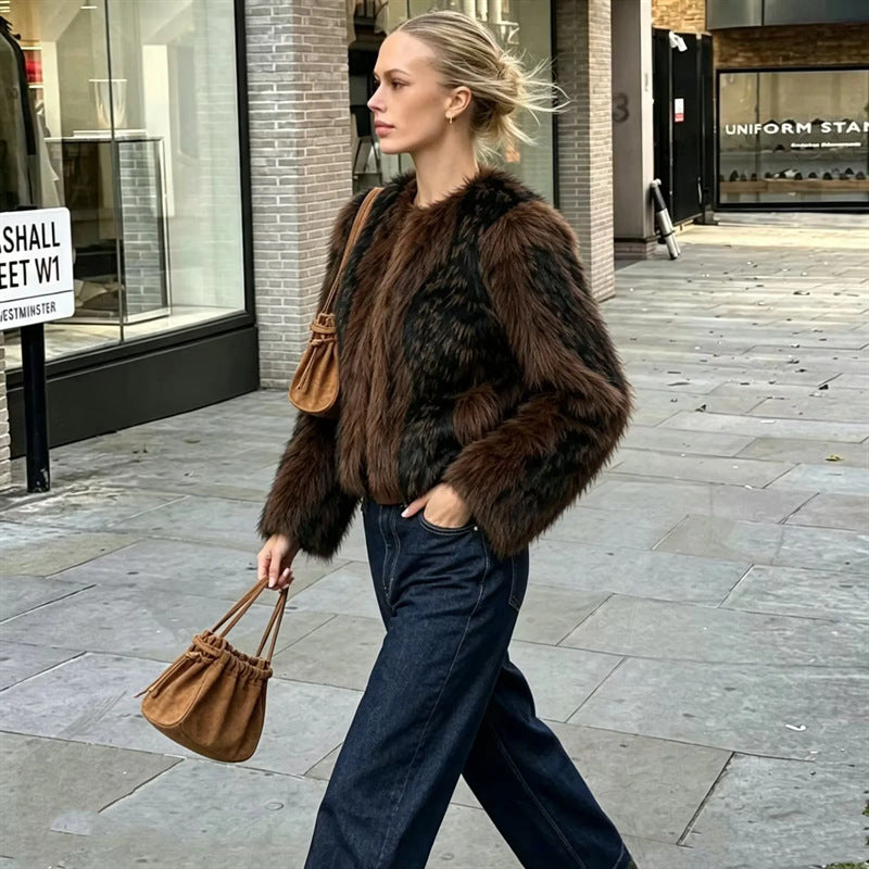 Damen kurzer Kunstfell-Blouson mit kontrastierten Streifen, Boxy-Cut und rundem Ausschnitt – Célinea