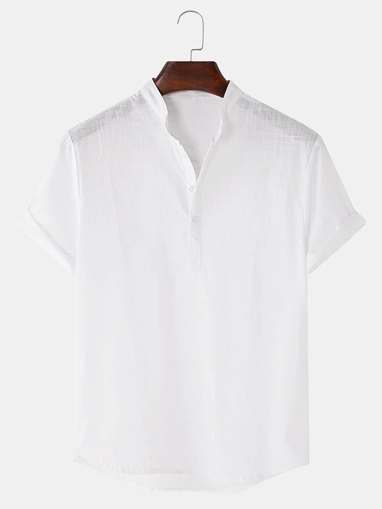 Herren Kurzarmhemd mit innovativem Henley-Ausschnitt und fließendem Material Echoarchiv