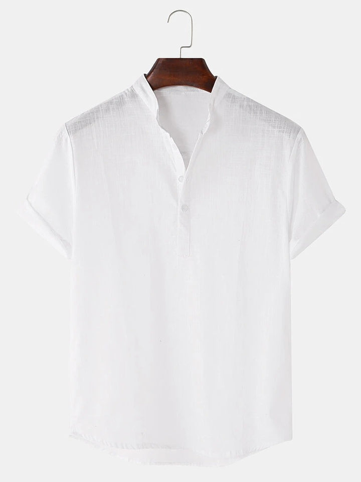 Herren Kurzarmhemd mit innovativem Henley-Ausschnitt und fließendem Material Echoarchiv