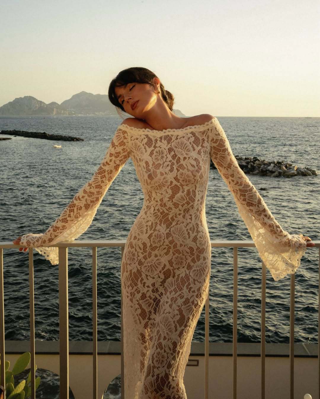 Damen Spitzenkleid mit Off-Shoulder-Design Echo Archiv