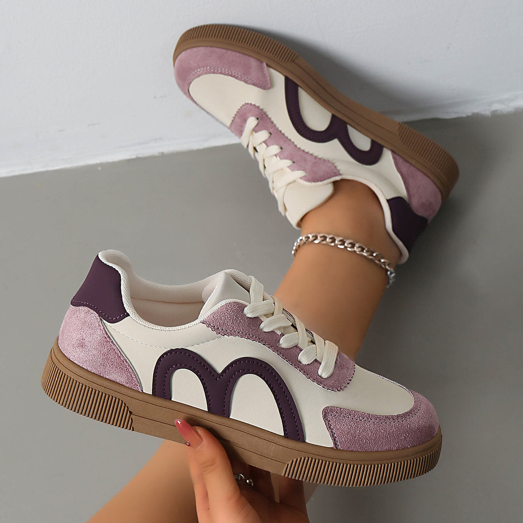 Damen Retro-Sneaker mit Velours‑Overlays, geschwungener Seitenapplikation und profilierter Gummisohle – Névara
