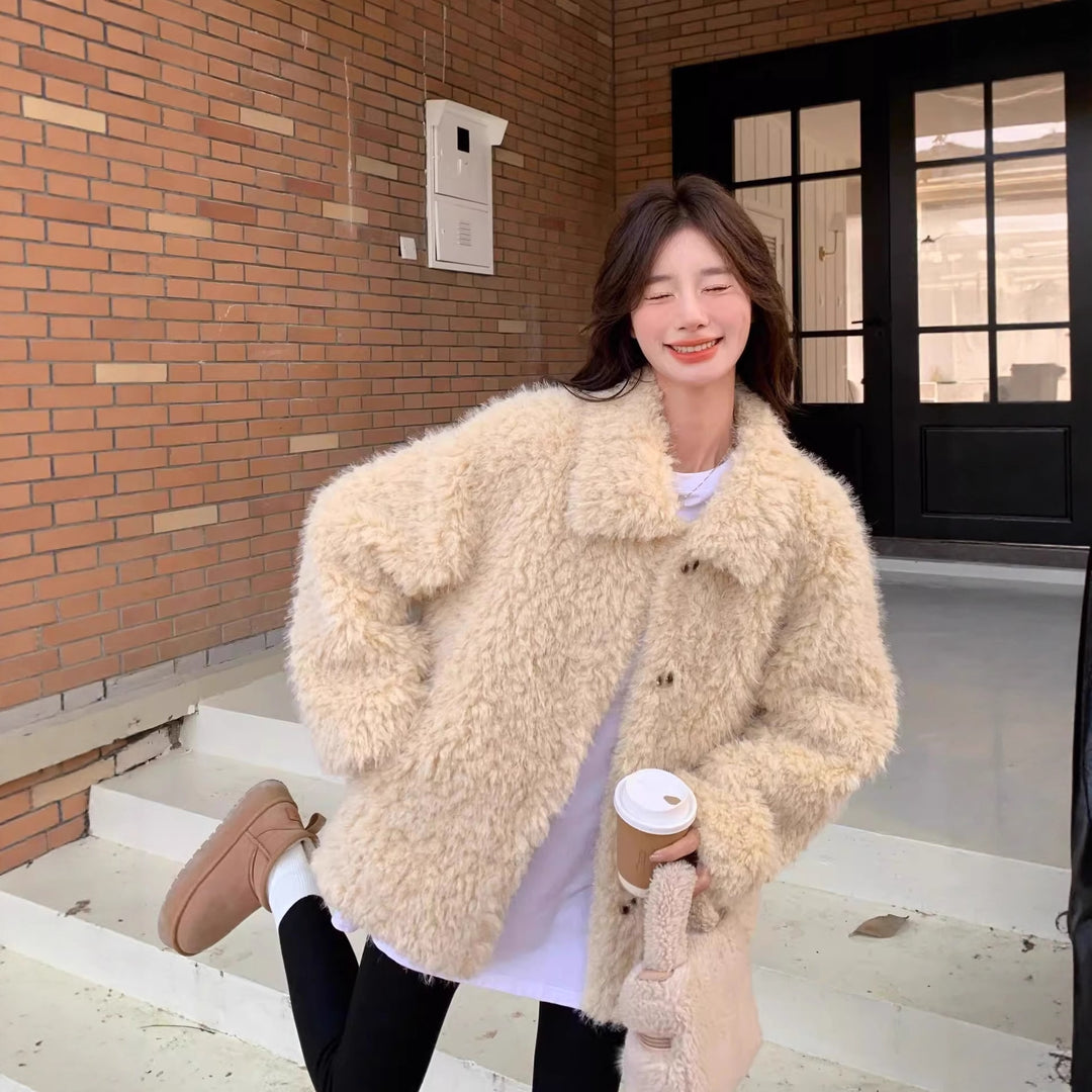 Damen Kurzmantel aus Teddyfleece mit Oversize‑Schnitt Stehkragen und Pattentaschen Echoarchiv