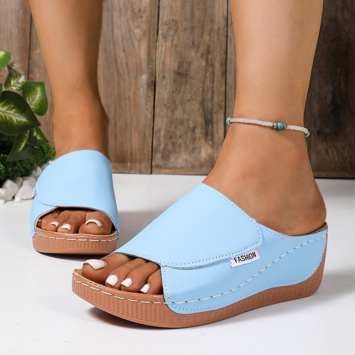 Damen Offene Zehen-Pantoletten mit Soft‑Suede‑Obermaterial, verstellbarem Klettverschluss und dämpfender Keilsohle – Lioré
