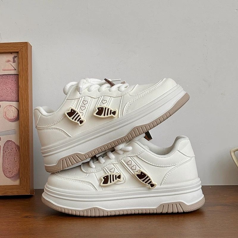 Damen Plateausneaker mit dekorativen Fisch‑Charms und gepolstertem Komfortfußbett – Névara