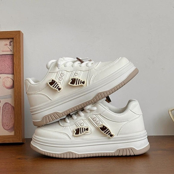 Damen Plateausneaker mit dekorativen Fisch‑Charms und gepolstertem Komfortfußbett – Névara