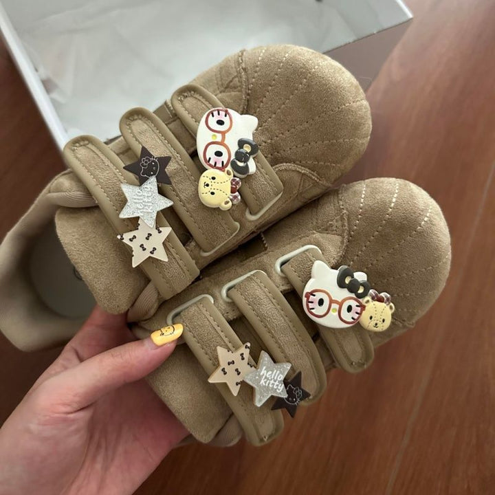 Damen Veloursleder-Sneakers mit praktischen Klettverschlüssen und verspielten Anhängern Echo Archiv
