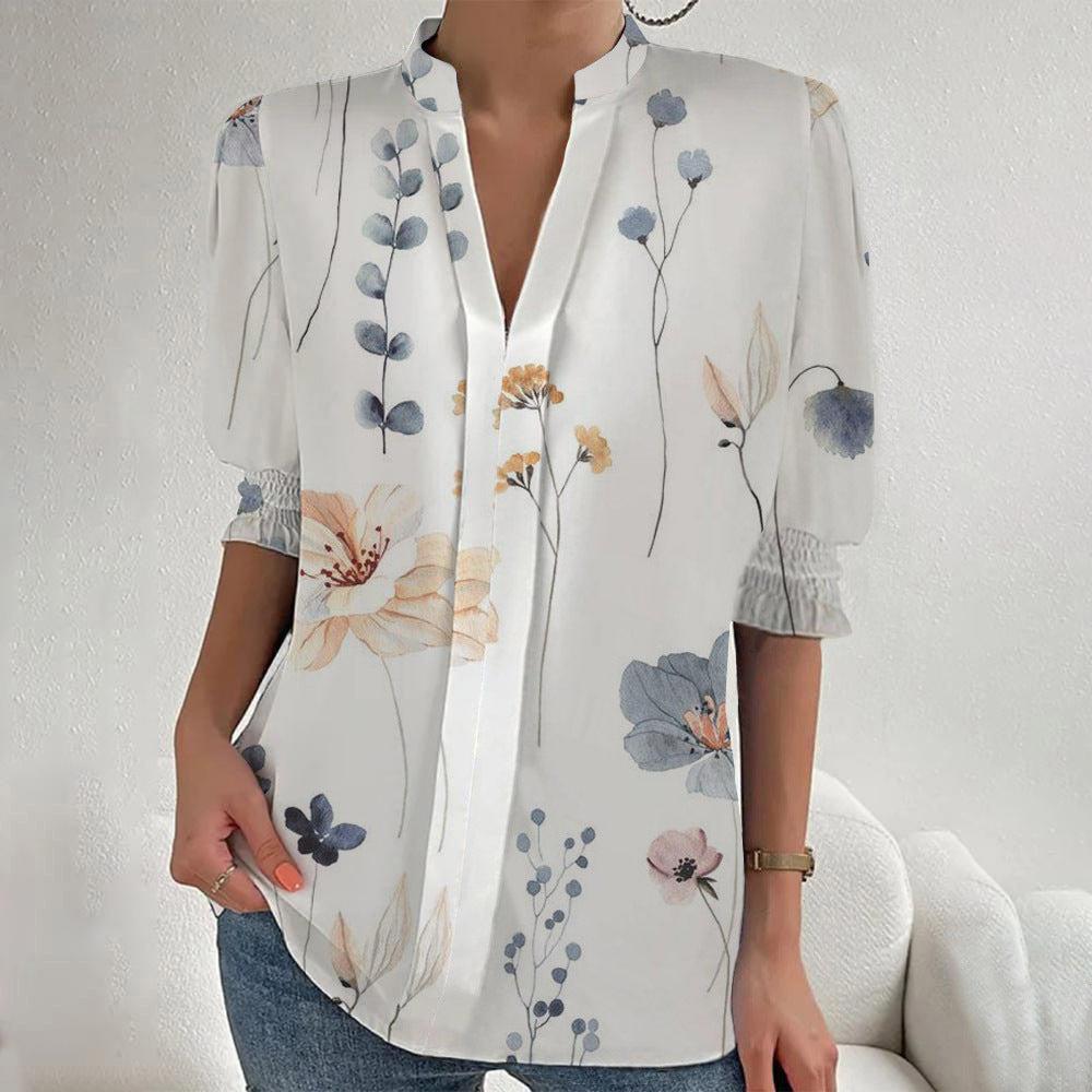 Damen Blumenprint Tunika-Bluse mit Stehkragen, geschlitzter V‑Blende und gerafften 3/4-Ärmeln – Élovi