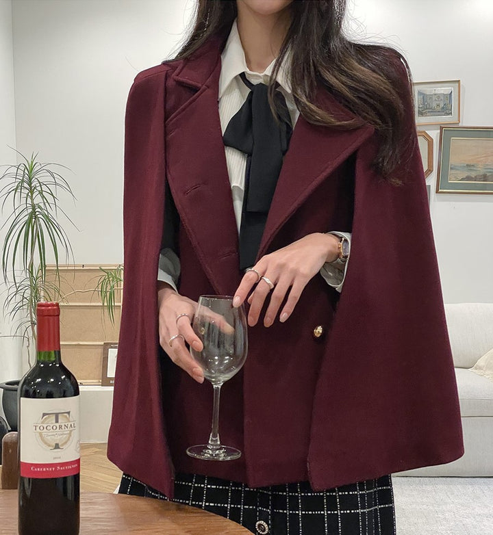 Damen Mantelcape im Tailoring‑Look mit doppelreihiger Knopfleiste und markanter Schulter Echoarchiv