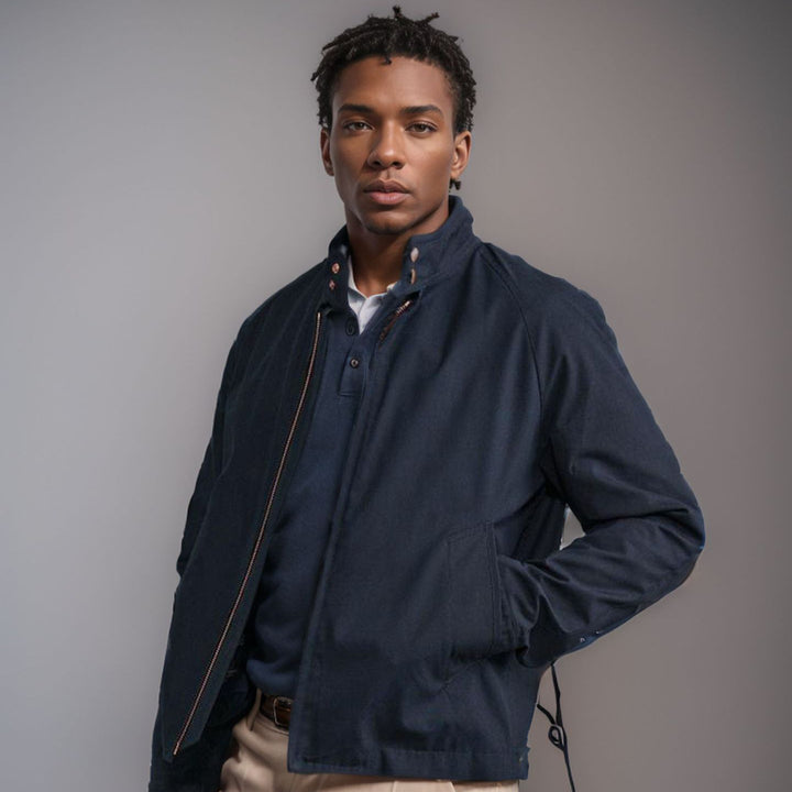 Herren elegante Steppjacke mit hohem Kragen und praktischen Taschen Echoarchiv