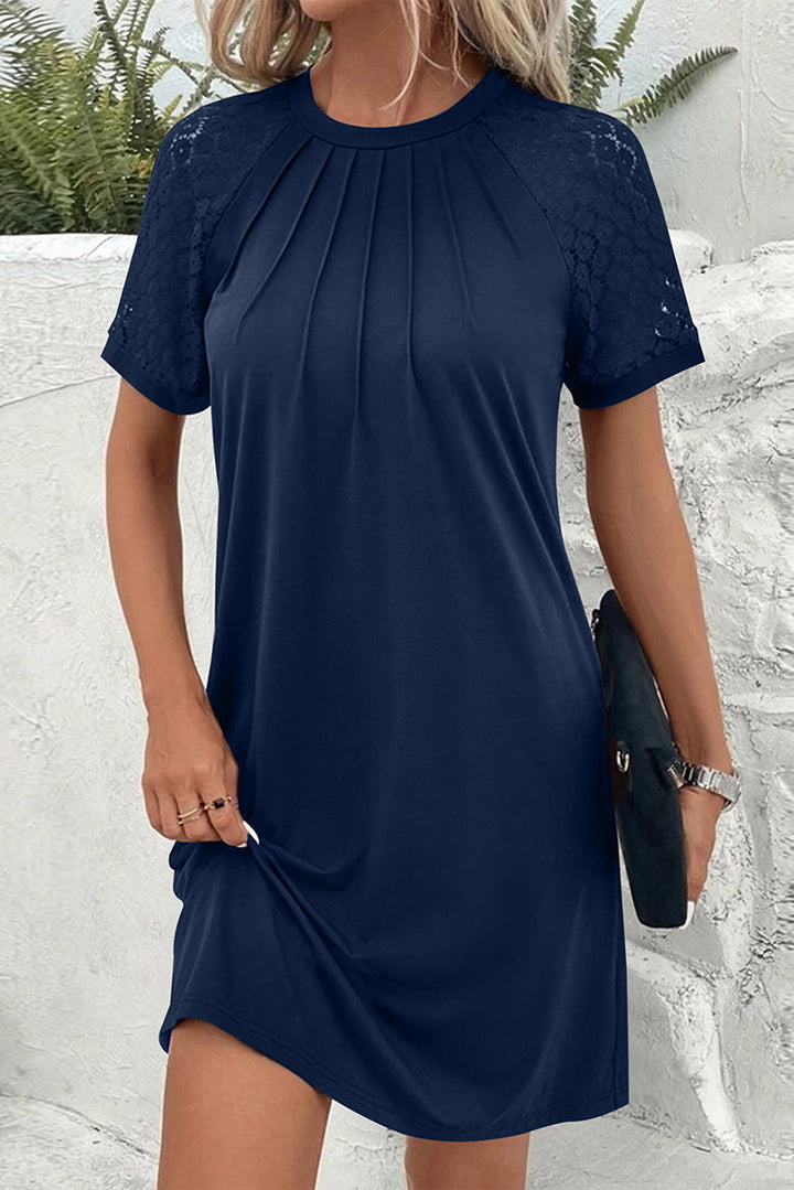 Damen Kurzärmeliges Freizeitkleid mit Faltenoberteil und Spitzeneinsätzen Echo Archiv