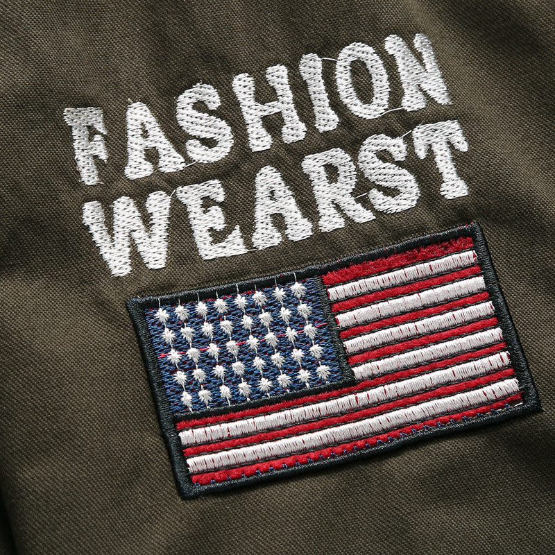 Herren nan militärisch inspirierte Bomberjacke mit gestickten Patches, Ärmeltasche, Schulterpatten und robustem Baumwoll-Twill Echo Archiv