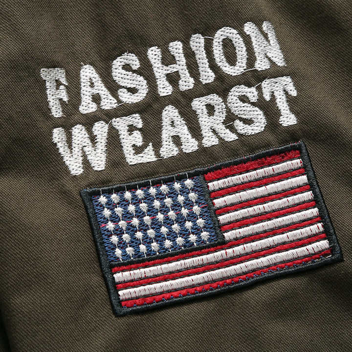 Herren nan militärisch inspirierte Bomberjacke mit gestickten Patches, Ärmeltasche, Schulterpatten und robustem Baumwoll-Twill Echo Archiv