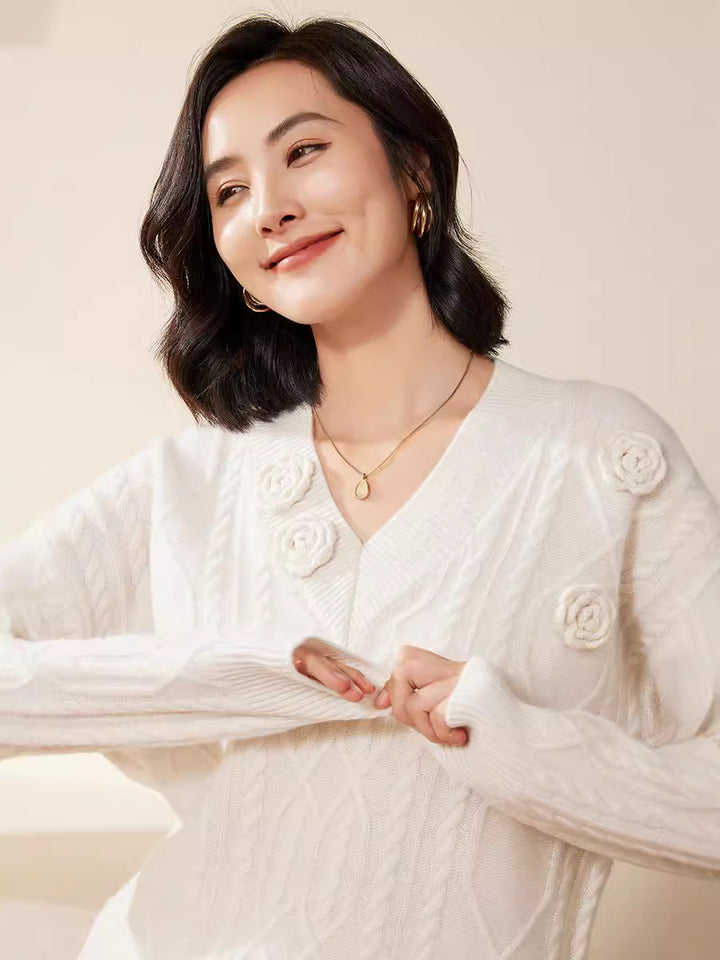 Damen Zopfmuster-V-Pullover mit dreidimensionalen Blumenapplikationen aus weichem Wollmix Echoarchiv