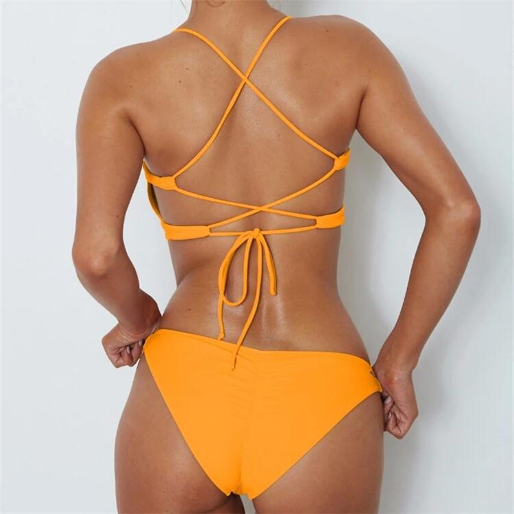 Damen Bikini mit modischem Bandeau-Oberteil und verstellbaren Trägern Echo Archiv
