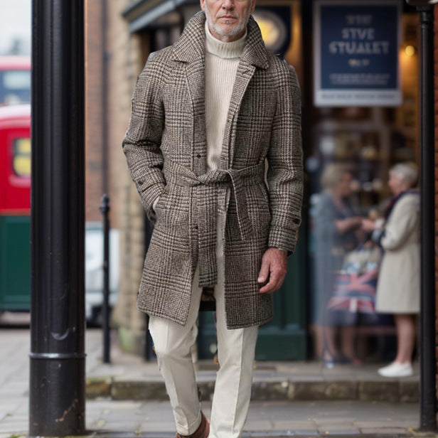 Herren eleganter Trenchcoat mit modernem Karomuster und Taillengürtel Echoarchiv