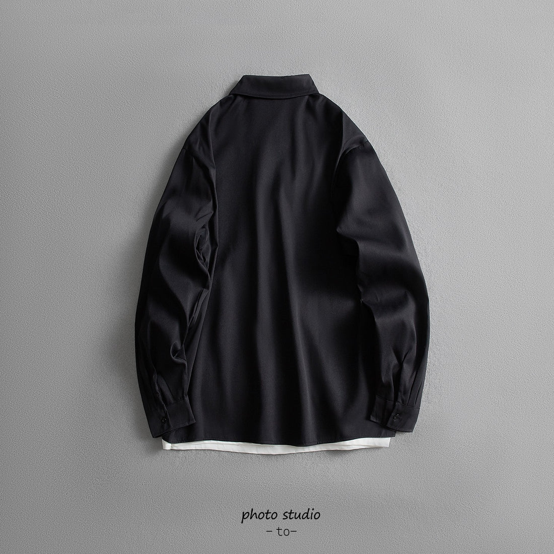Unisex Oversize Hemdjacke im minimalistischen Utility-Look mit Brusttasche und verdeckter Knopfleiste Echoarchiv