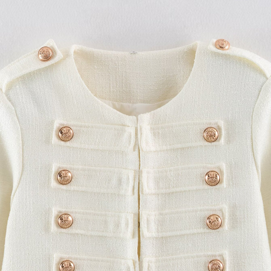 Damen Kurze Bouclé-Jacke im Militärstil mit Zierleisten und goldenen Knöpfen Echoarchiv