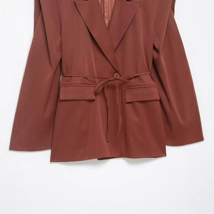Damen nan taillierter Blazer mit markanten Schulterpolstern, Bindegürtel und Pattentaschen Echo Archiv