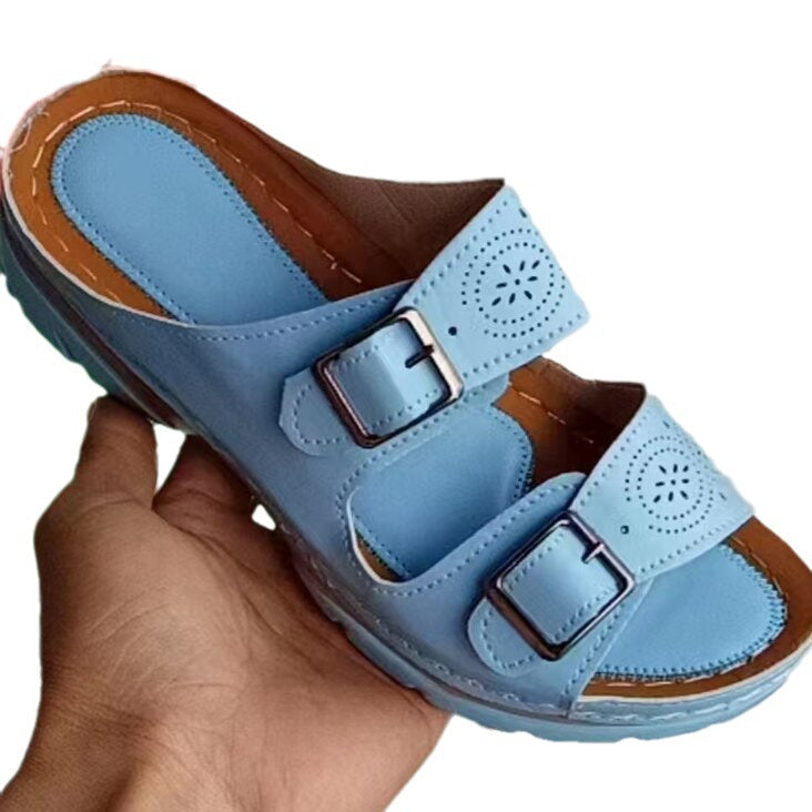 Damen nan Doppelriemen-Pantolette mit Laserperforation, verstellbaren Metallschnallen und gepolstertem Keilfußbett Echo Archiv