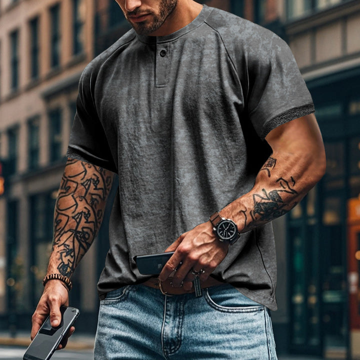 Herren Kurzarm-Henley-Shirt mit strukturierten Akzenten und sportlichem Schnitt Echoarchiv