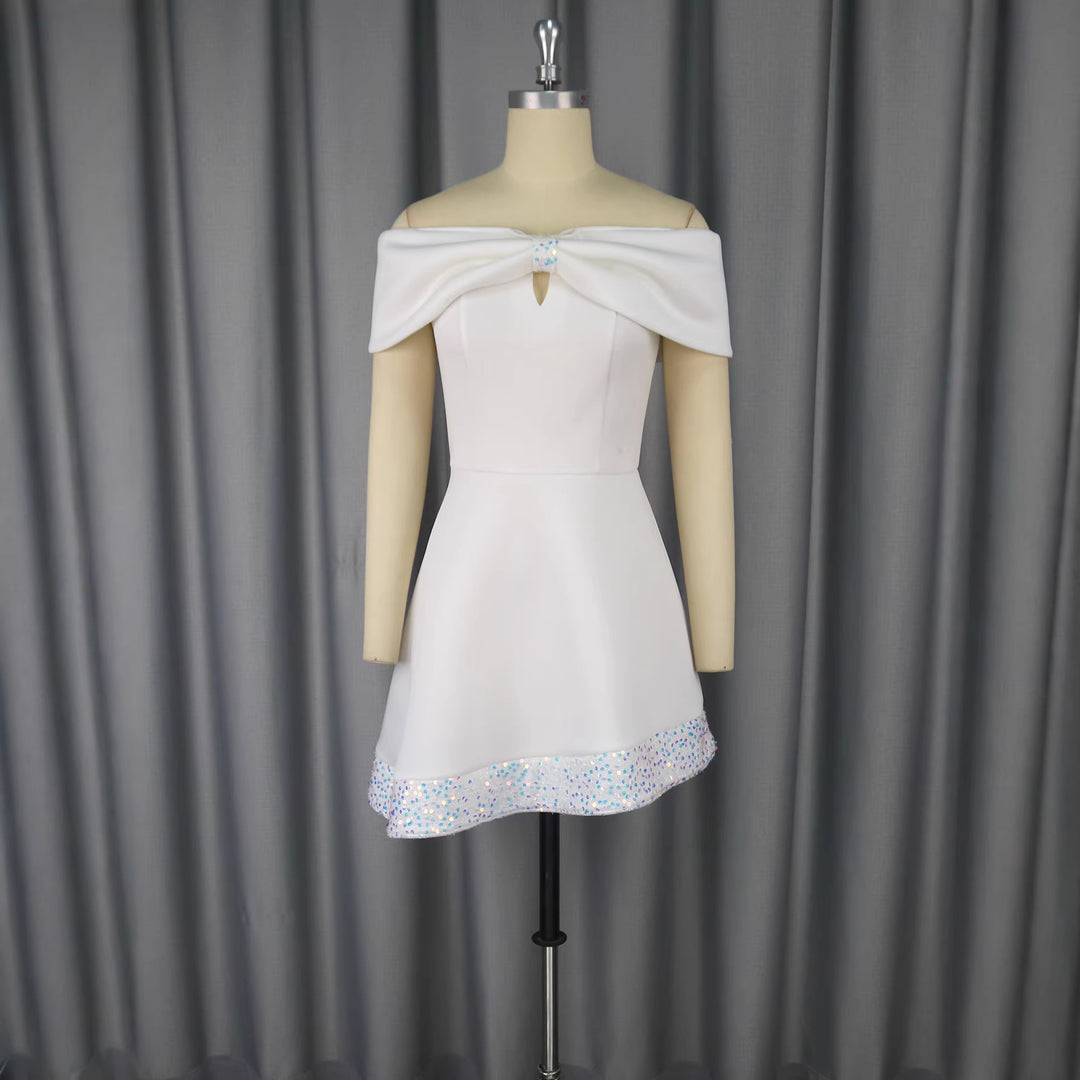 Damen Kurzkleid mit elegantem Off-Shoulder Design und funkelndem Saum Echo Archiv