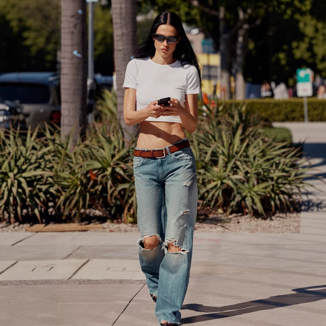 Damen High‑Waist Schlagjeans mit Destroy-Effekt und ausgefranstem Saum Echoarchiv